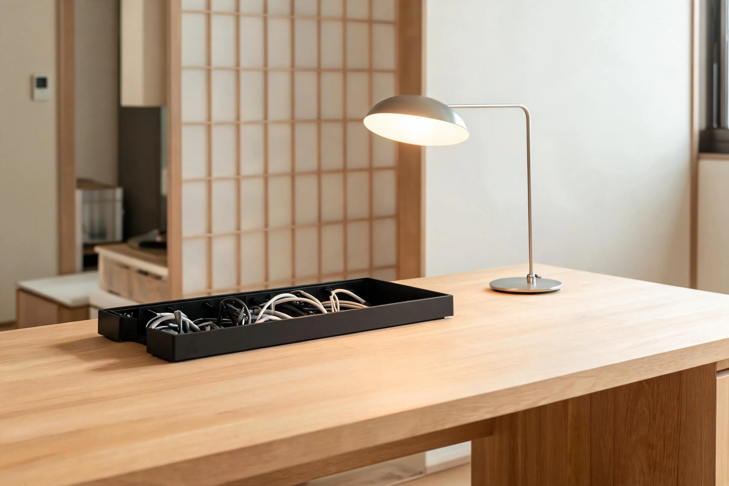 IKEAとニトリのデスク周りアイテム比較写真、ケーブルトレーやデスクライトを並べて